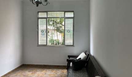 Raro apartamento de 2 quartos na Praça do Carmo - Vila da Penha