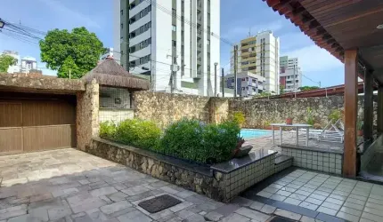 Casa/Padrão - Residencial - No bairro Candeias