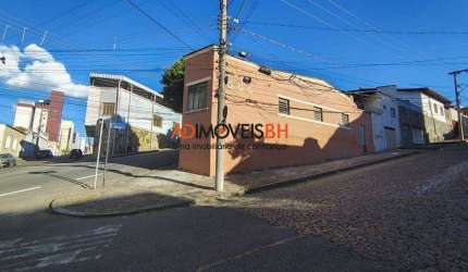 Casa de esquina com área construída de 88m², com 03 quartos, 01 vaga de garagem, excelente localização no bairro Floresta