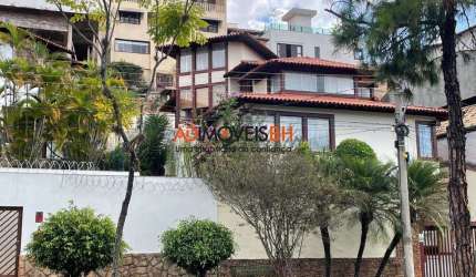 Casa com habite-se, área total de 400m², em 04 níveis, 04 quartos, 01 suíte, 05 banheiros, 03 vagas de garagem, no São Bento