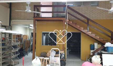 Loja Comercial de 300m² em Ponto Estratégico: O Local Perfeito para Seu Negócio