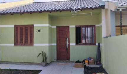 Casa Aconchegante com 2 Dormitórios e Quintal, Ideal para Sua Família!