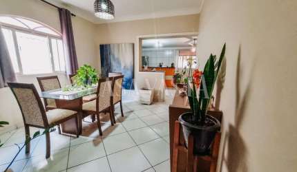Casa 04 quartos com jardim no bairro Paraíso - Araçatuba/SP