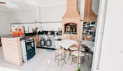 Casa com 03 quartos no bairro Paraíso