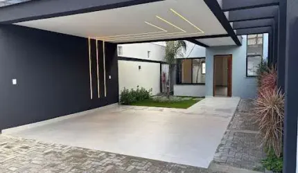 Sobrado com Piscina, 03 dormitórios sendo 01 Suite a venda no Boneca do iguaçu