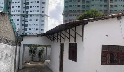Casa de esquina em Neópolis / Capim Macio