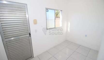 Casa de 01 dormitório em pátio compartilhado