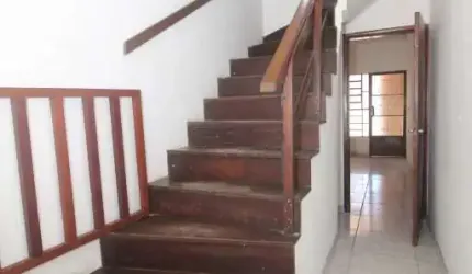 Sobrado amplo com pátio no bairro Areal