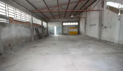 Aluguel de Pavilhão em Amplo Terreno com Vagas de Estacionamento