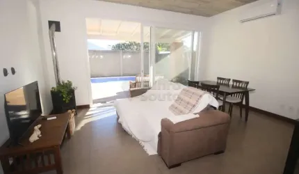 Sobrado Mobiliado com Piscina no Condomínio Vivendas do Laranjal - Conforto e Lazer a Poucos Passos da Praia