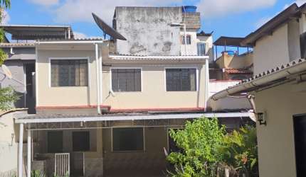 Excelente casa duplex com mega quintal.