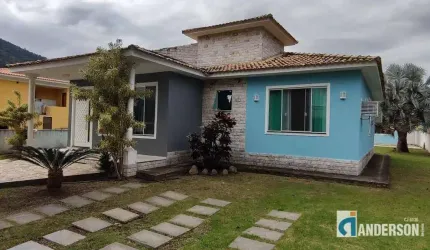 UB54 - Excelente casa dentro de condomínio em Ubatiba.