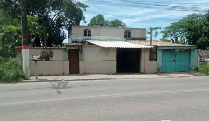 Lote comercial com casa em Itaipuaçu na Avenida Carlos Mariguella.