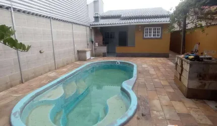 Casa 2 Quartos (1 suíte) com piscina e churrasqueira + anexo  2 kitinetes no Jd. Atlântico Oeste