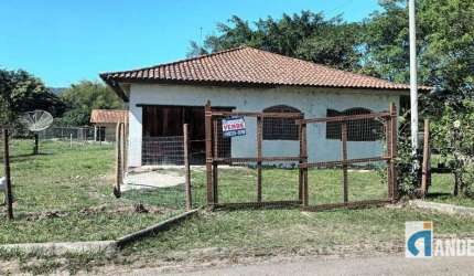 ÓTIMA CASA COM 181,65M² DE ÁREA CONSTRUÍDA E 6.622,86M² DE TERRENO, NO CONDOMÍNIO TRÊS REIS.