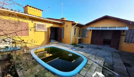 Casa e Anexo com 6 Dormitórios, Suíte e Piscina Privativa no Centro de Cidreira/RS
