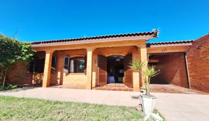 Encantadora Residência com Anexo apenas 3 Quadras da Praia no Centro de Cidreira/RS