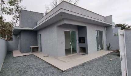 Casa de Praia com Varanda e Espaço para Piscina em Balneário Piçarras