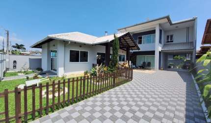 Conforto e Espaço em Sobrado Exclusivo Mobiliado no Litoral!