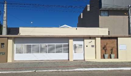 Casa com Piscina na Penha: Conforto e Lazer Completo!