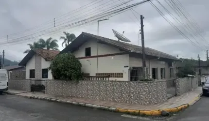 Duas Casas Semi Mobiliadas: Conforto e Praticidade em Balneário Piçarras!