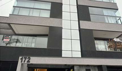 Apartamento de alto padrão no centro de Piçarras, perto da praia.