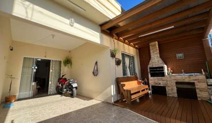 Geminado semi mobiliado com deck e churrasqueira! Conforto e lazer!