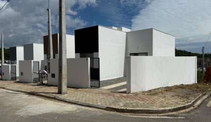 Conforto e Praticidade: Casa Geminada à Venda na Penha