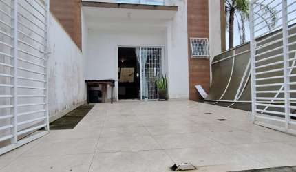 Sobrado com 3 Dormitórios e Móveis Planejados em Piçarras