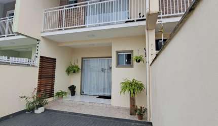 Sobrado Geminado Mobiliado em Piçarras – 2 Suítes e 94m² Perto da Praia