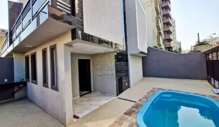 Sobrado geminado na Tupi, a 100 metros da praia, com todo comércio disposição, excelente localização. Imóvel possui 2 dormitórios, 2 banheiros, sendo 1 social e lavabo, sala para 2 ambientes, piscina 