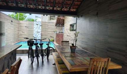 Requinte e sofisticação no mesmo lugar, casa com 4 dormitórios, sendo 4 suítes, vagas para até 4 automóveis, sala para 2 ambientes além de uma excelente área com piscina para diversão e lazer para a c