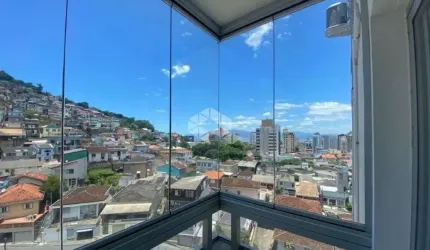 APARTAMENTO SEMIMOBILIADO COM 3 QUARTOS, VAGA DE GARAGEM E VISTA PANORÂMICA NO CENTRO DE FLORIANÓPOLIS