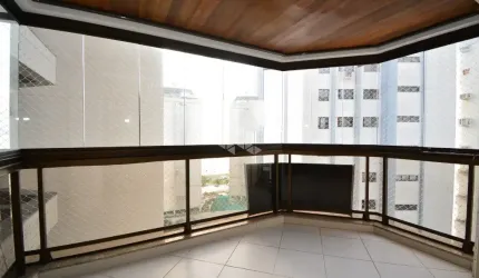 Apartamento com 3 quartos, sendo 1 suíte, 2 vagas de garagem no bairro Agronômica em Florianópolis/SC