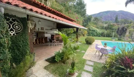 Sobrado para venda tem 568 metros quadrados com 6 quartos em Parque do Imbui - Teresópolis - RJ