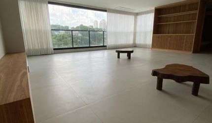 Espaçoso apartamento em prédio cobiçado na Cidade Jardim