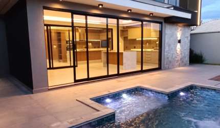 Casa com 4 Suítes, Piscina, Condomínio Fechado