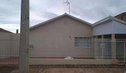 Casa com 03 dormitórios em Oficinas