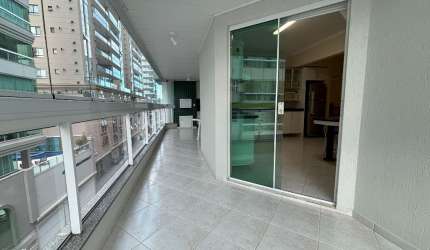 APARTAMENTO BEM ESPAÇOSO NA MEIA PRAIA!