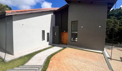 Linda casa em Condomínio fechado com 3 suítes, 4 vagas de garagem