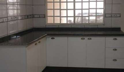 Casa com 3 quartos à venda na Bernardino Vasconcelos de Azevedo, 84, Conjunto Habitacional Alexandre Urbanas, Londrina por R$ 750.000