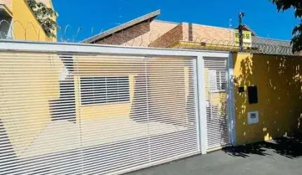 Bairro Sírio Libanês. Casa com 3 quartos e espaço gourmet