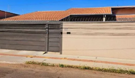 Casa térrea espaçosa com gourmet e piscina.