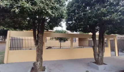 Vendo Espaçosa casa de esquina na Região do Coromel Antonino