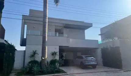 Sobrado com piscina no Residencial Amantini