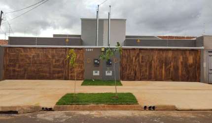 Linda casa Terrea com 3 suites Bairro monte Castelo