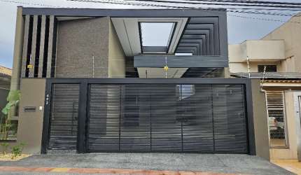 Linda casa com 3 suítes, Escritório e Piscina  aquecida.