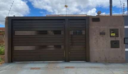 Casa com edícula