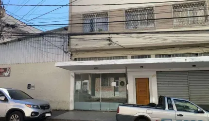 Ampla loja comercial com 48 m² à venda por R$ 300.000,00 ou disponível para aluguel por R$ 2.411,07/mês, localizada no Centro de Juiz de Fora/MG