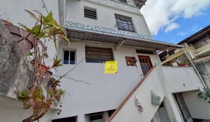 Excelente imóvel, com excelente localização, no Bairro Ladeira, com casa de 3 quartos e 3 kitnets, com frente para duas ruas.